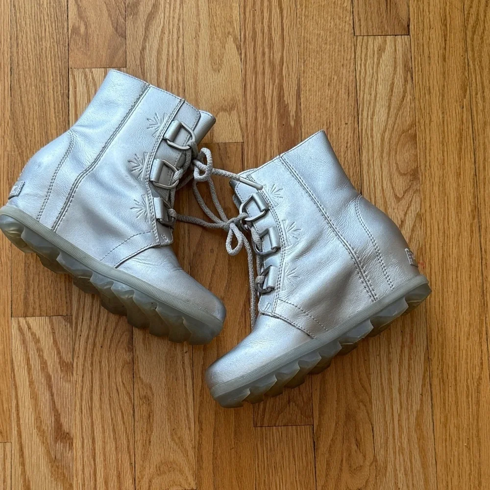 Sorel x Disney Elsa silver Joan of Arctic wedge tween Metallic Gray Kids Boots